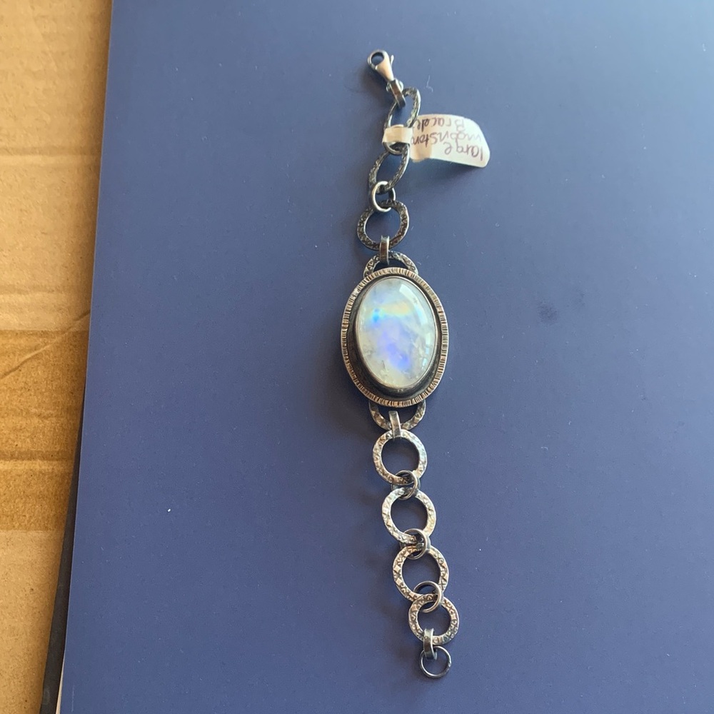 Elegant Silver Bracelet with a moonstone